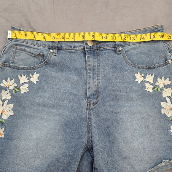 Women's Jean Shorts Size 14 Embroidered Floral Flowers - Picture 5 of 5